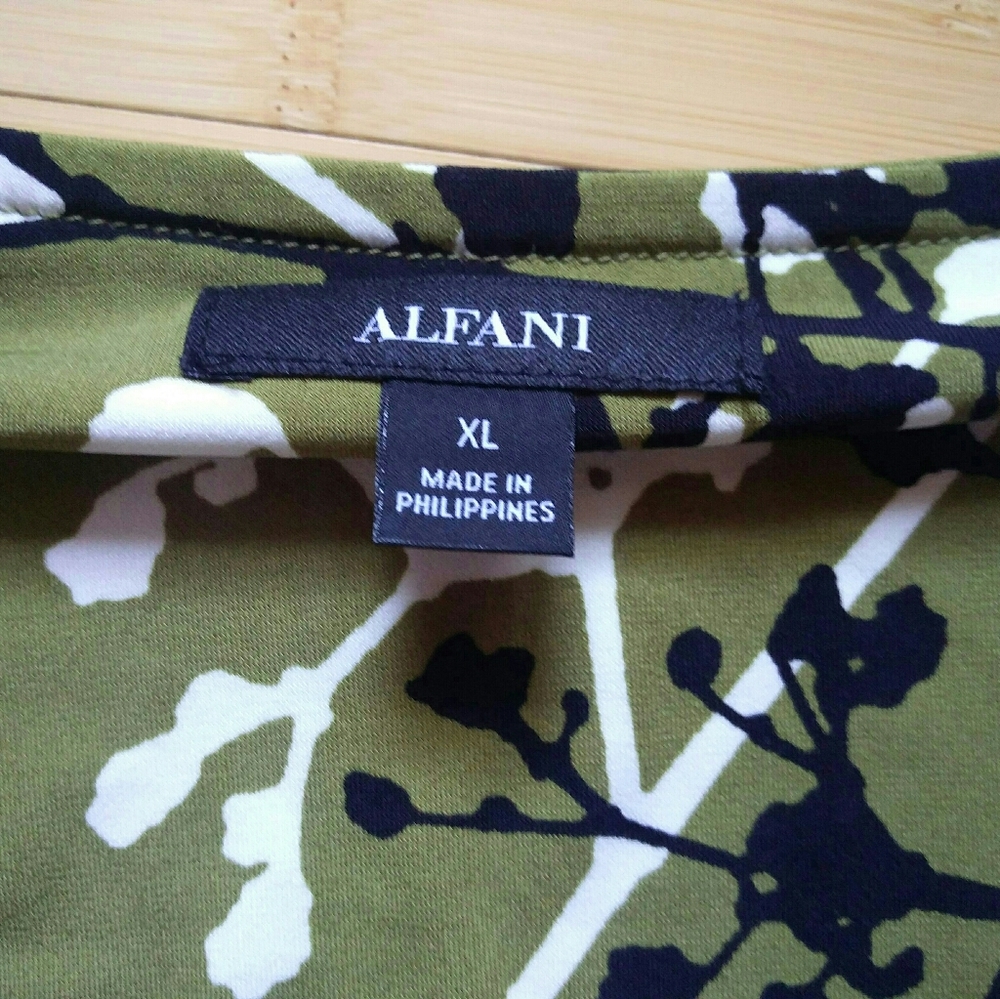 -NWT- Alfani Floral Pointed Crochet Hem Top XL - Picture 8 of 15